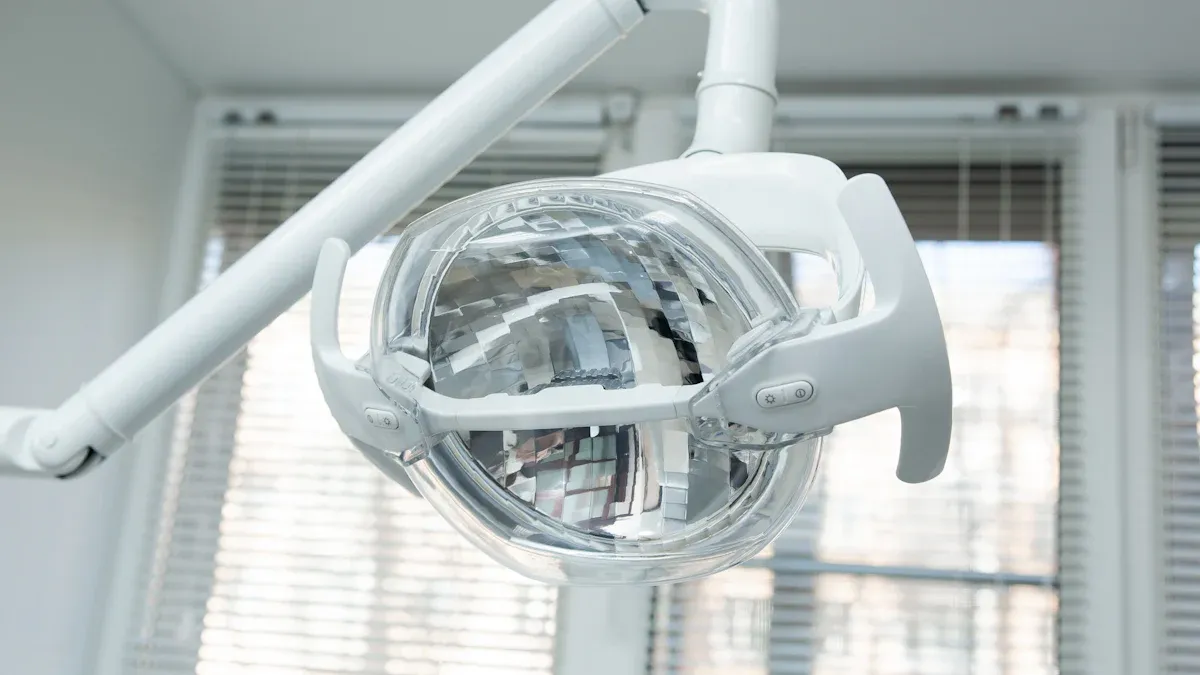 Penting tips kanggo njaga lan ngresiki peralatan lampu medis