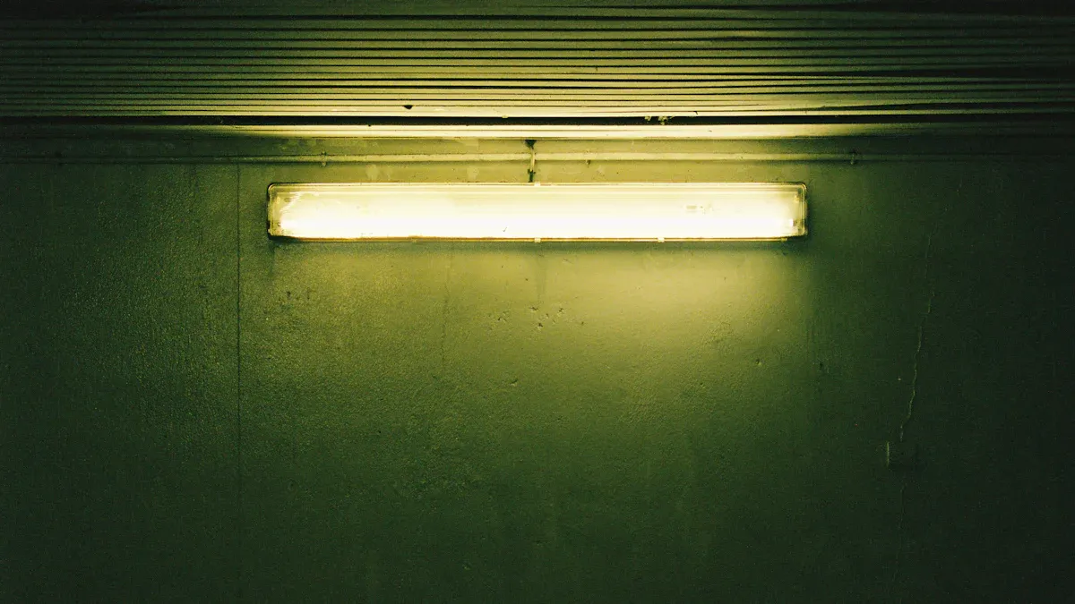 Bentenane kunci antarane lampu batman b1 LED lampu lan tabung neon